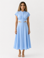 Vestido midi con cuello mao y detalle de abertura en la cintura