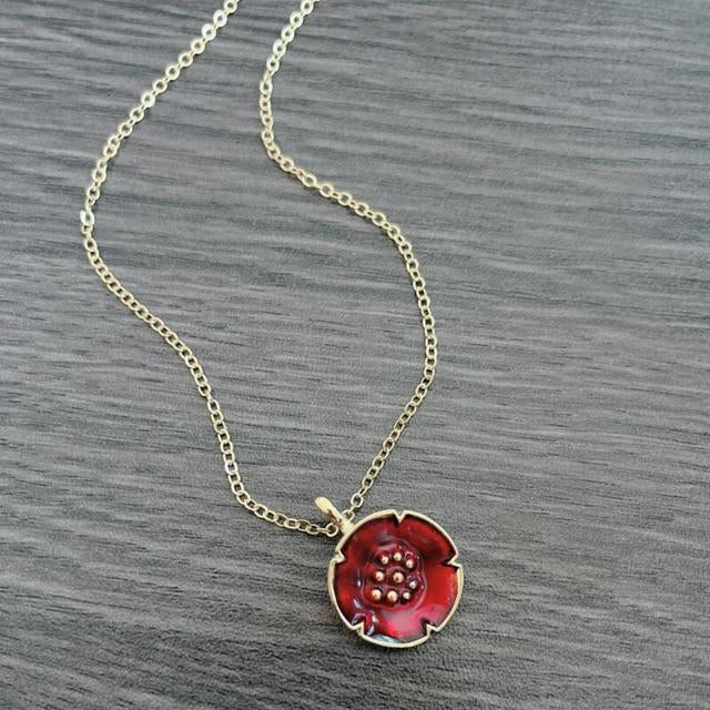 Halsband i vintagestil med röd detalj i guldfärg