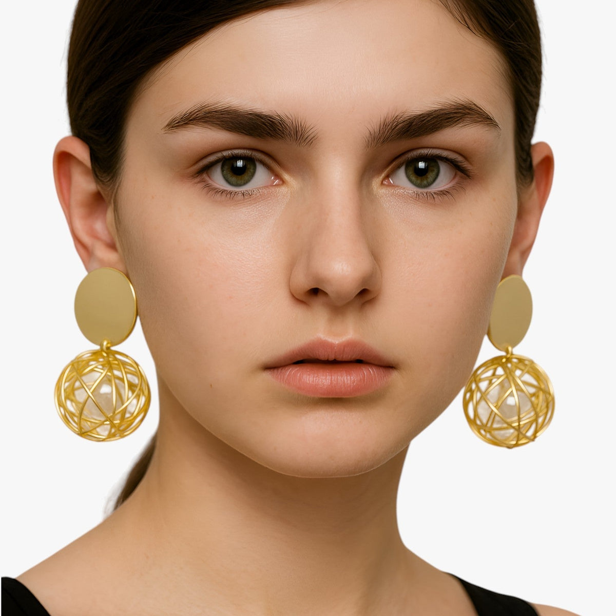 Pendientes colgantes de bola trenzada dorada con diseño vintage
