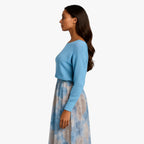 Conjunto de dos piezas de jersey de punto azul y falda floral