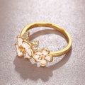 Ring med vit blomma och blank finish, guldfärgad