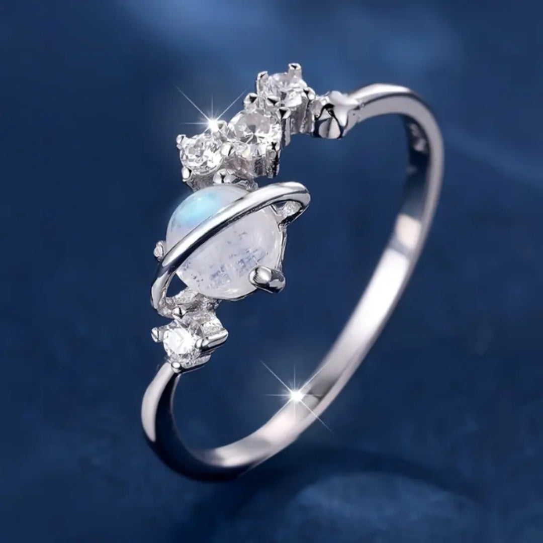 Ring med mjölkvit sten och zirkonia, silverfärgad