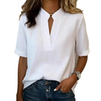 Top con cuello de pico, detalle de abertura y manga corta