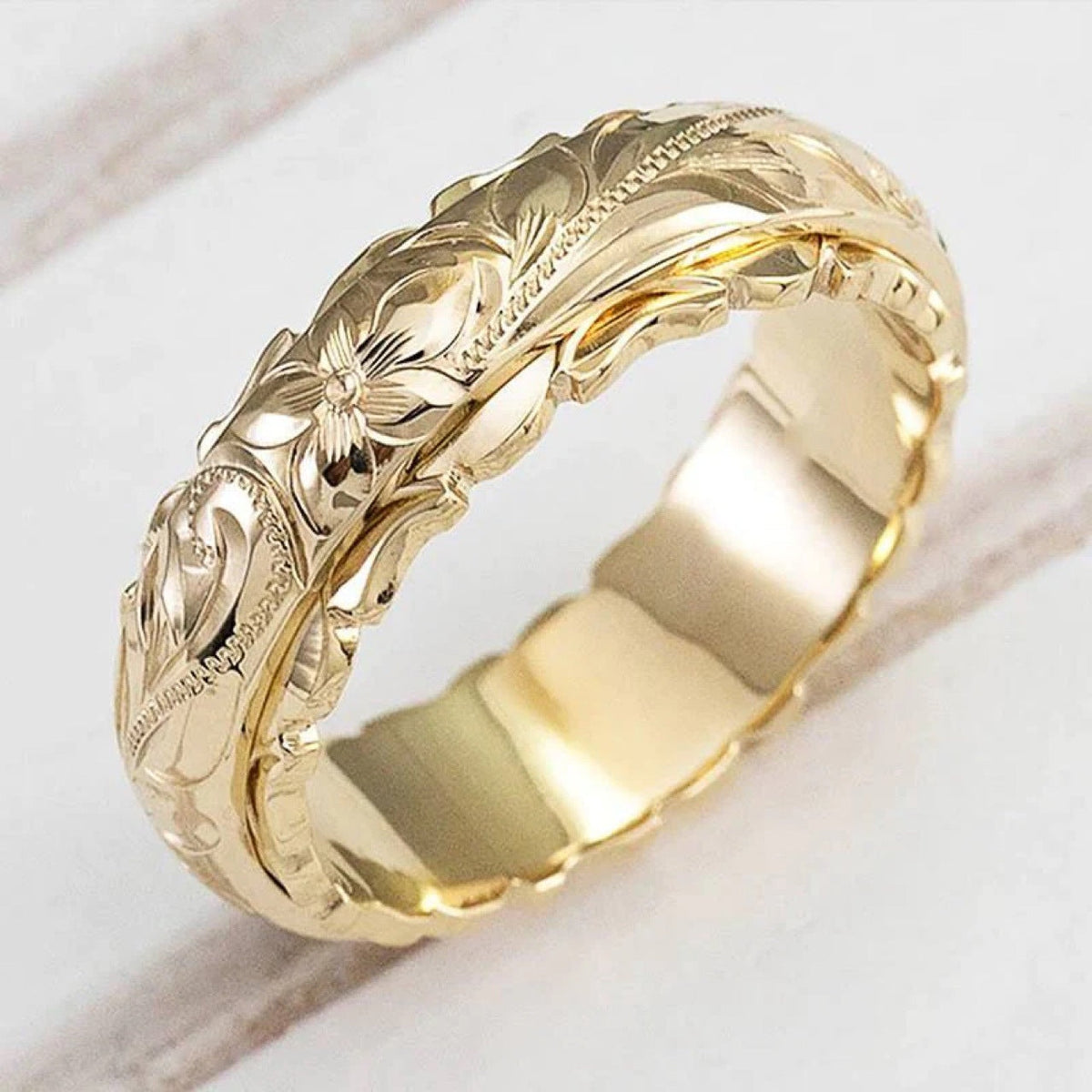 Ring med graverade blommor i vintagestil, guldfärgad