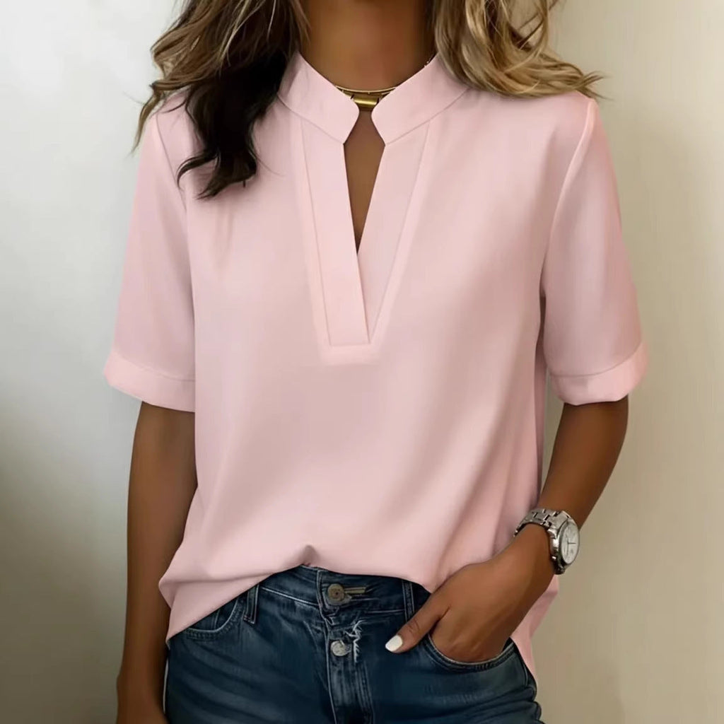 Top con cuello de pico, detalle de abertura y manga corta