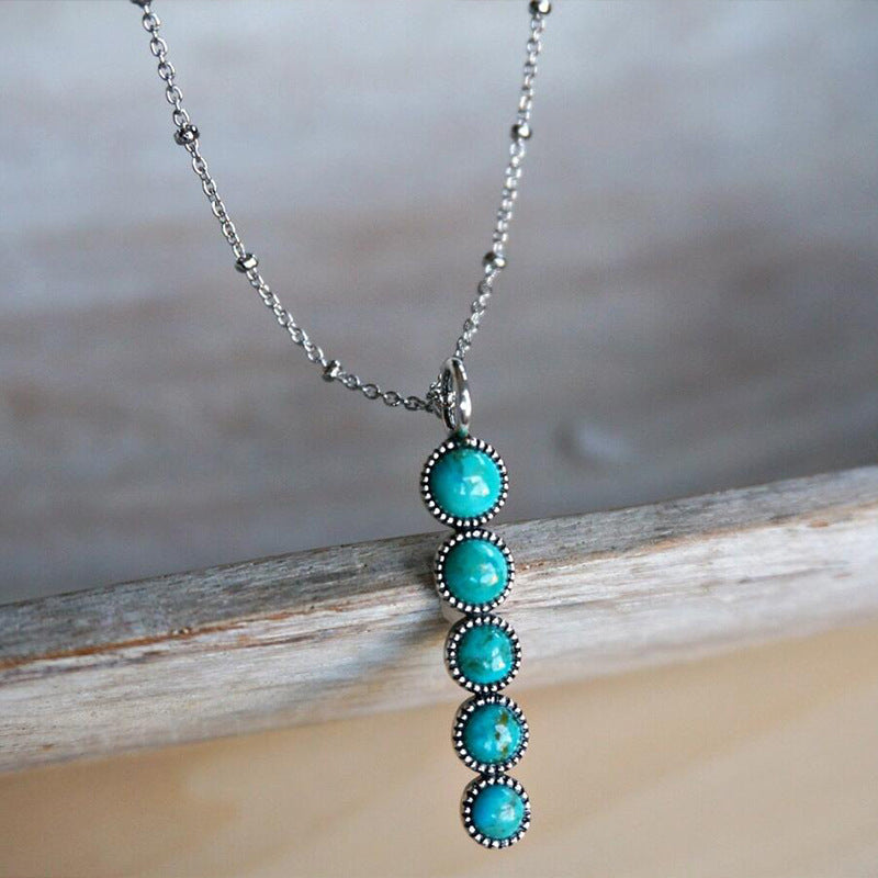 Vintagehalsband i etnisk stil med geometriskt hänge och blågrön sten