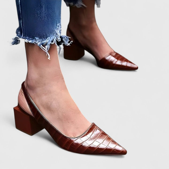 Sandaler med spetsig tå och slingbackrem