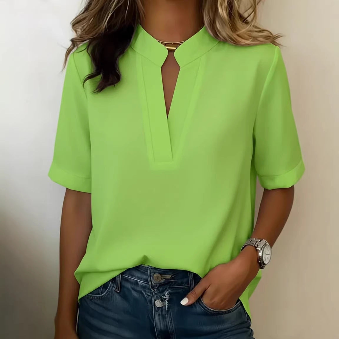 Top con cuello de pico, detalle de abertura y manga corta