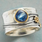 Ring i vintagestil med blå sten i elegant fattning, silverfärgad