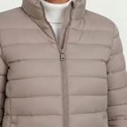 Chaqueta acolchada ligera con cuello mao y cremallera