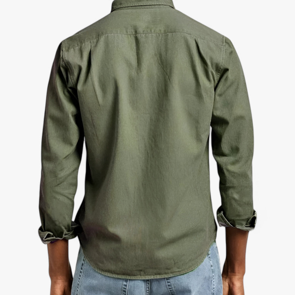 Camisa cargo de hombre de corte ajustado con cuello clásico y bolsillos