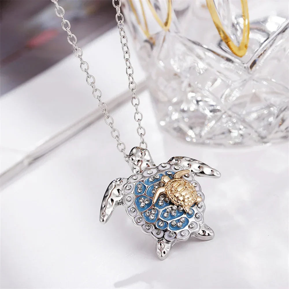 Collar de estilo vintage con colgante de tortuga marina y caparazón detallado