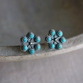 Pendientes de flor de estilo vintage con piedra azul verdosa y pétalos frescos