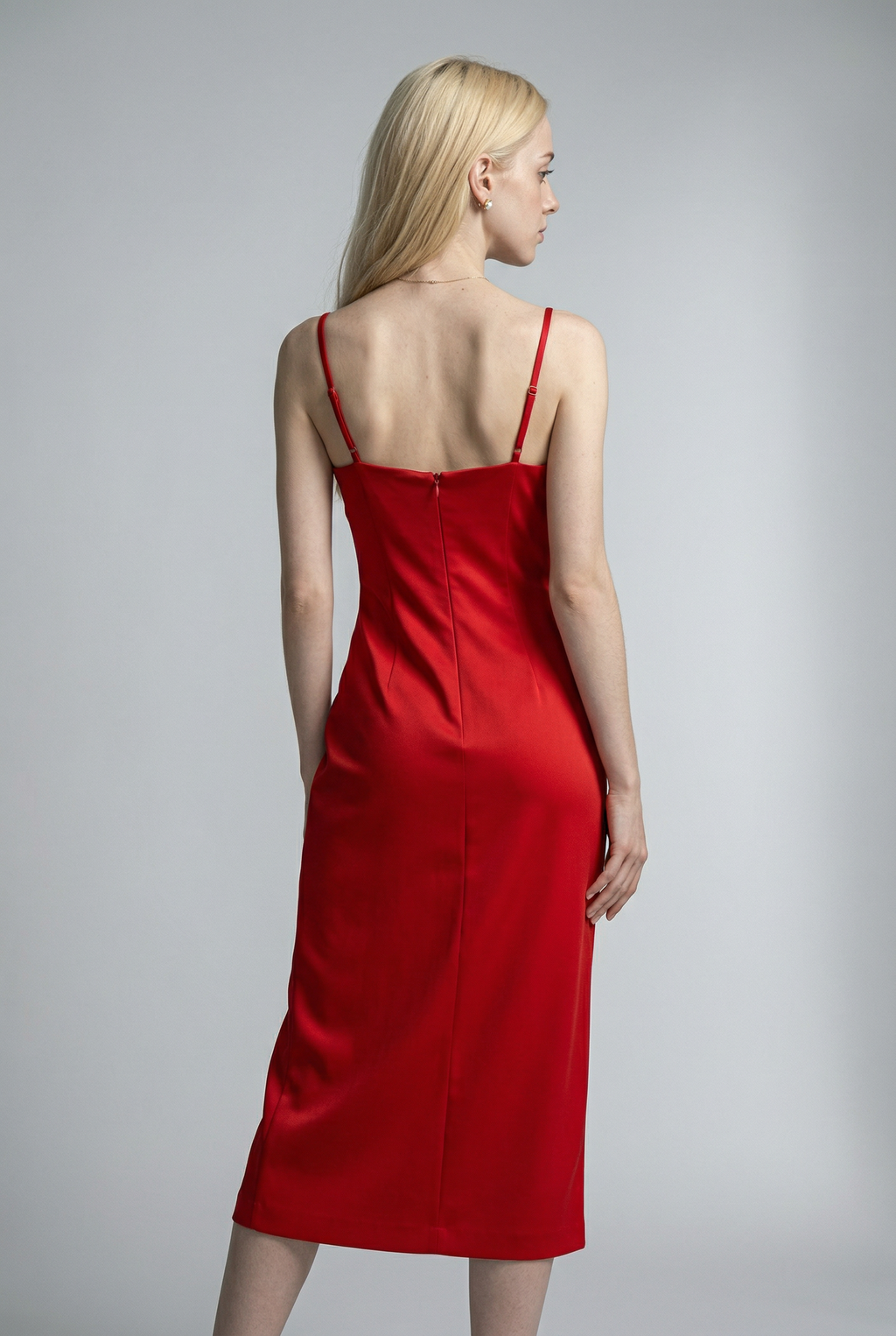 Vestido midi ajustado con tirantes finos y cremallera oculta