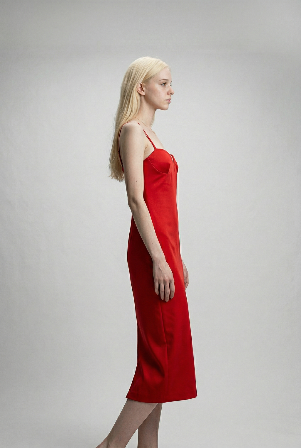 Vestido midi ajustado con tirantes finos y cremallera oculta