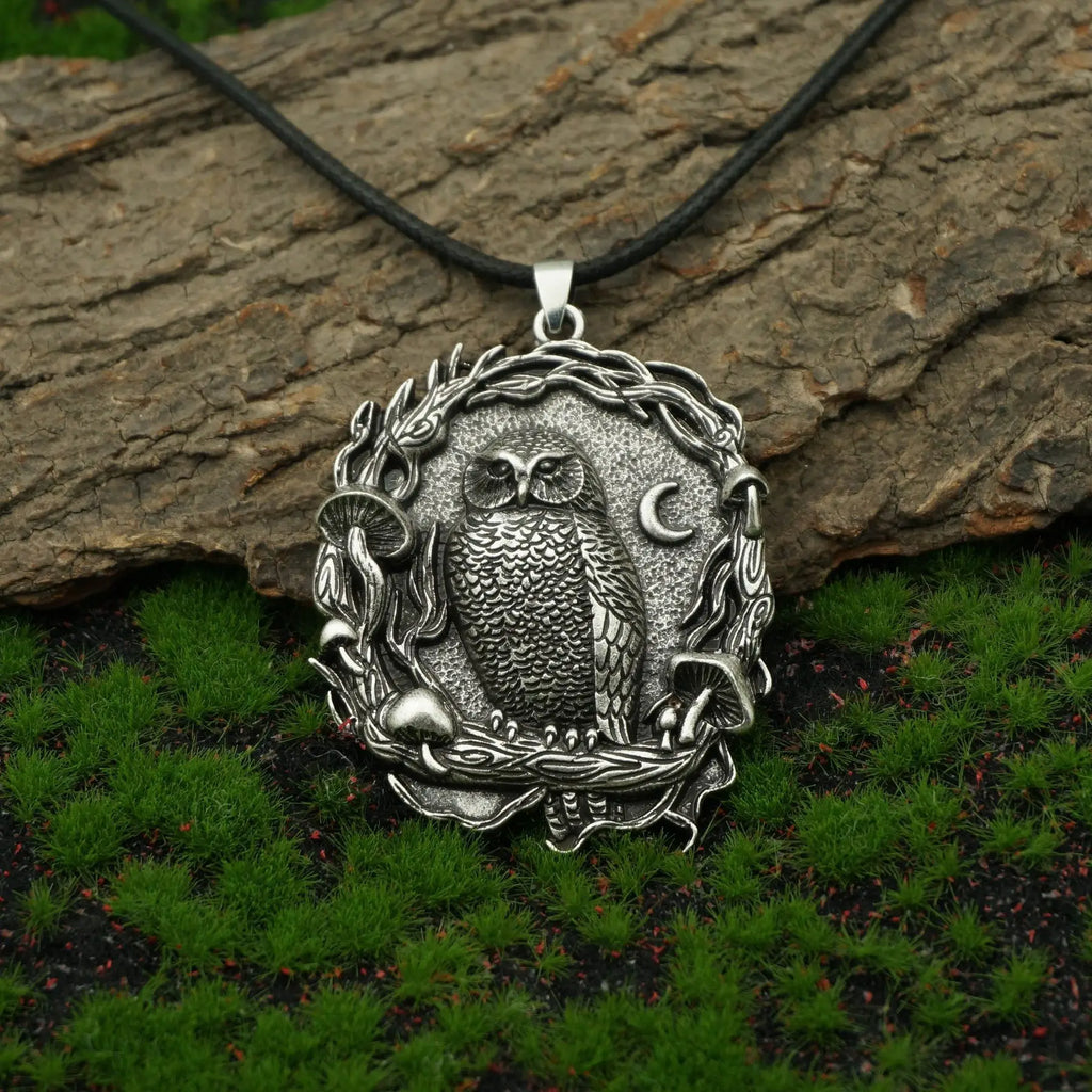 Halsband med uggla, måne, svamp och skogscharm