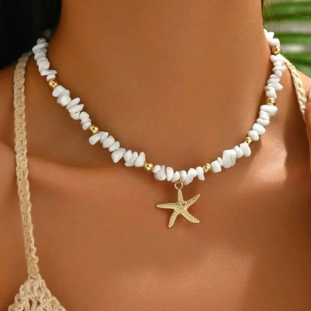Halsband med snäckhänge i tio olika snäckstilar