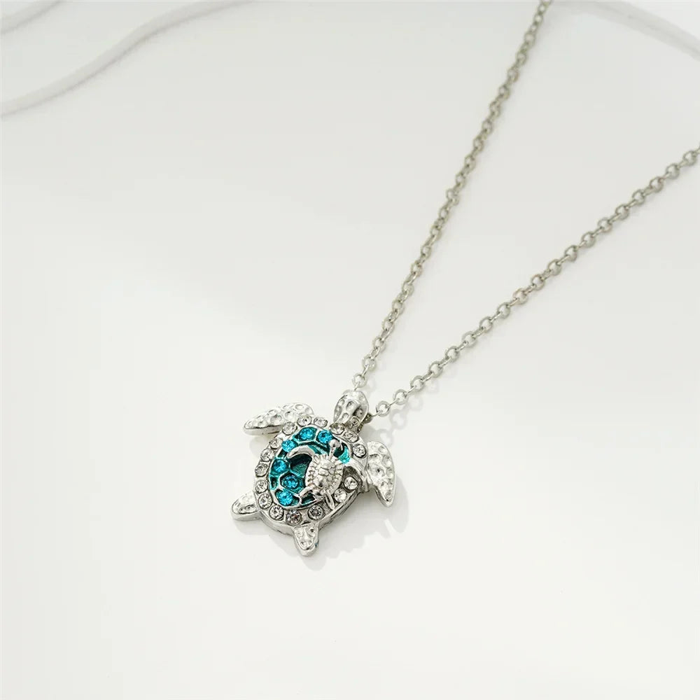 Collar de estilo vintage con colgante de tortuga marina y caparazón detallado