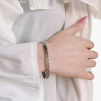 Silverarmband i manschettmodell med fingranna molninspirerade linjer