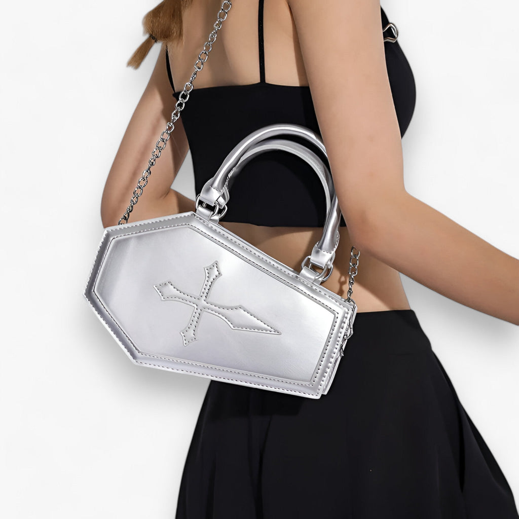 Bolso con forma de ataúd y cadena con detalles góticos