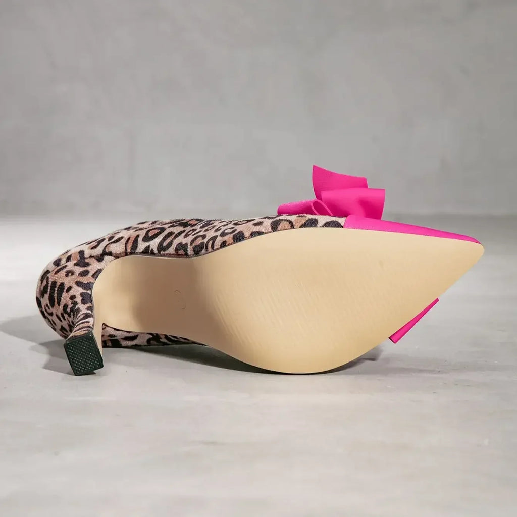 Tacones con estampado de leopardo y lazo en contraste