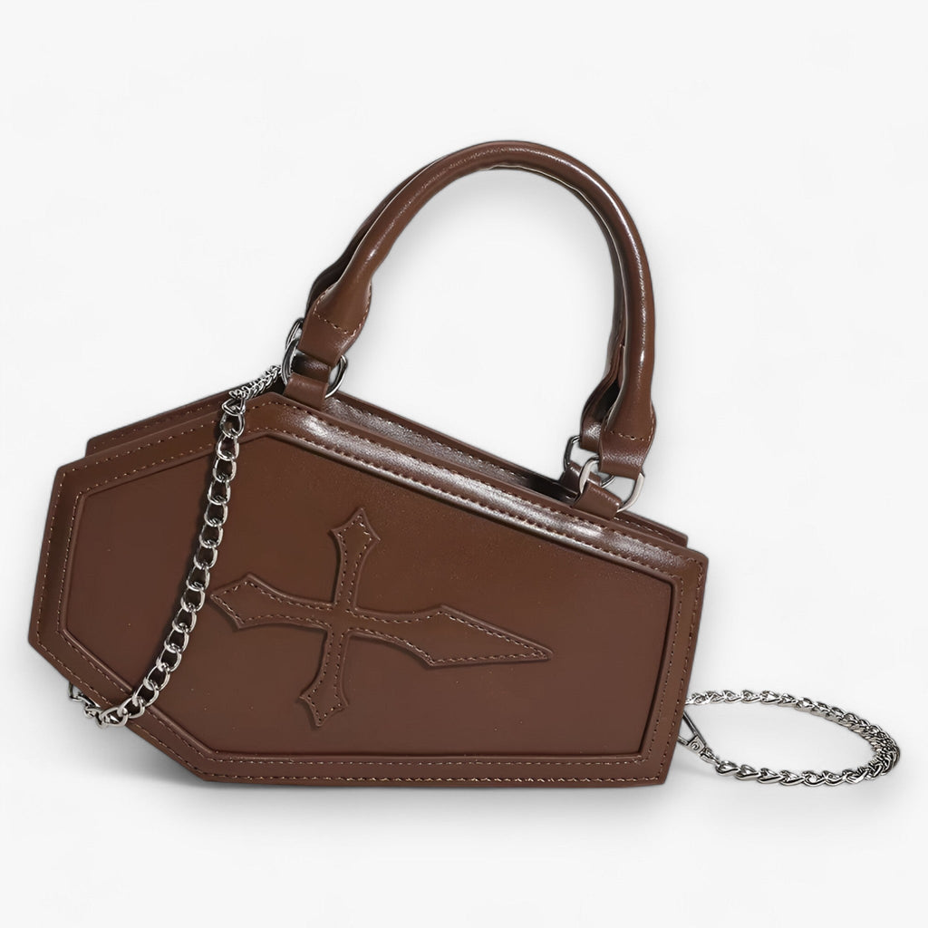 Bolso con forma de ataúd y cadena con detalles góticos