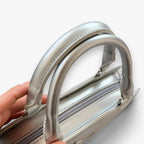 Bolso con forma de ataúd y cadena con detalles góticos