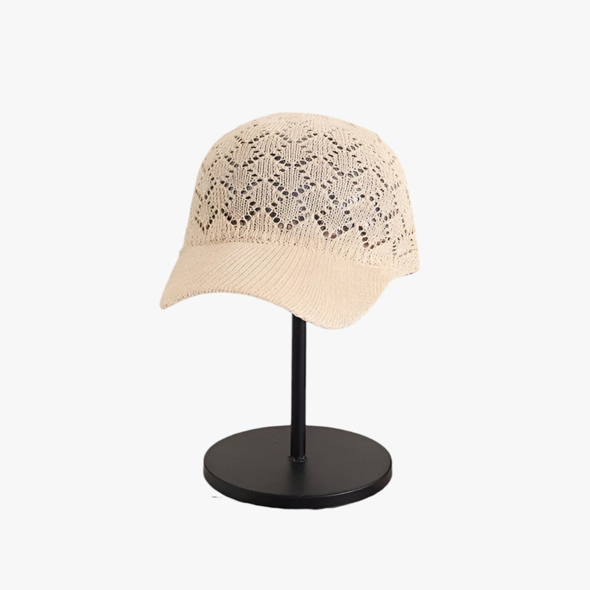 Stickad sommarhatt i mesh som andas med justerbar passform