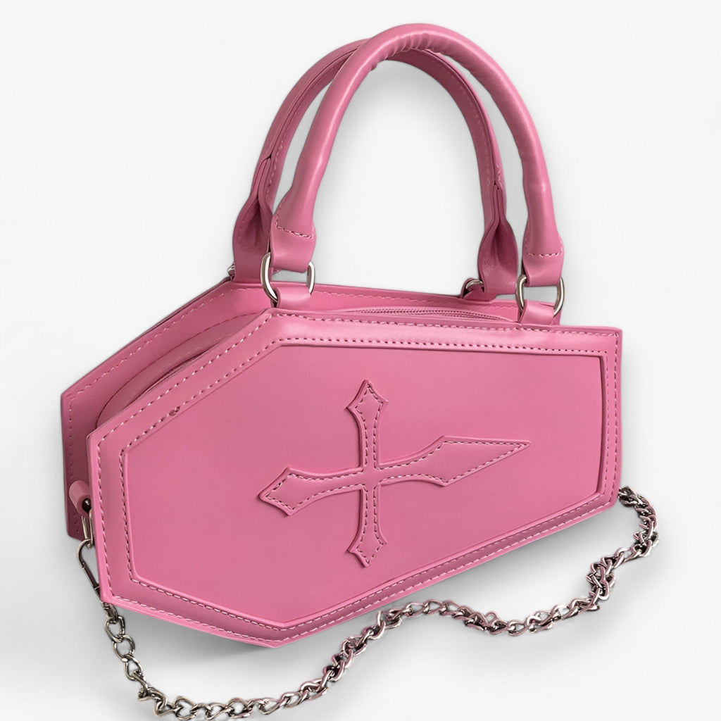 Bolso con forma de ataúd y cadena con detalles góticos