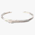 Silverfärgat armband med fjäderdetalj i guldton