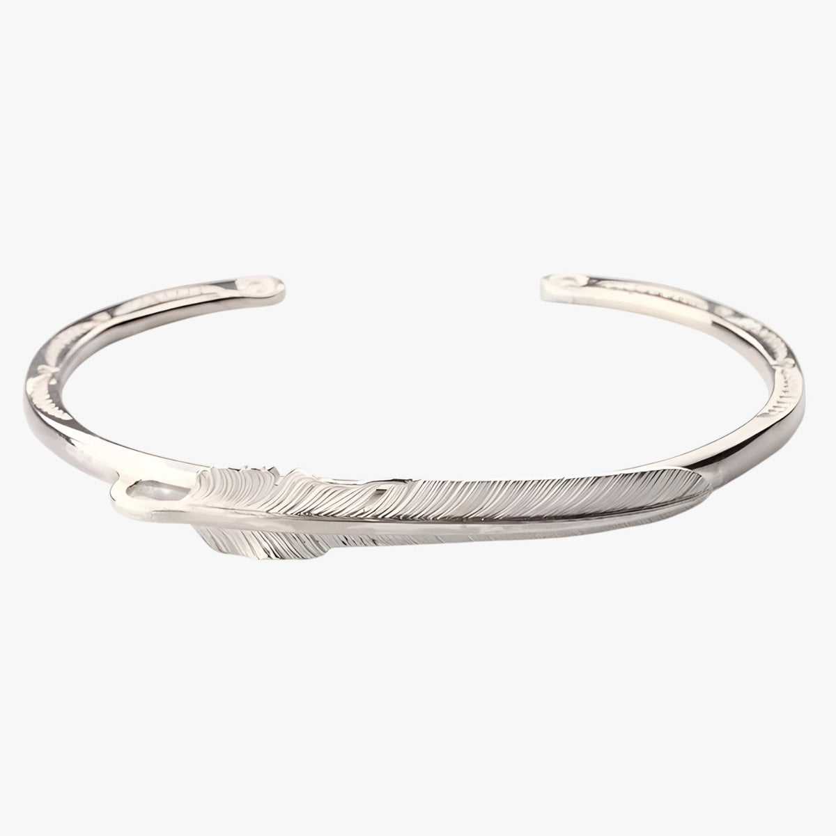 Silverfärgat armband med fjäderdetalj i guldton