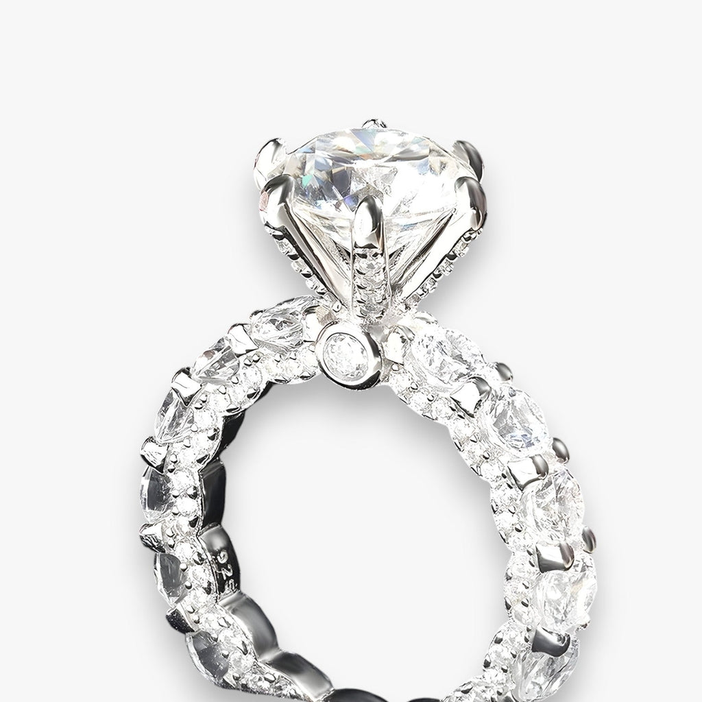 Anillo en tono plata con halo oculto