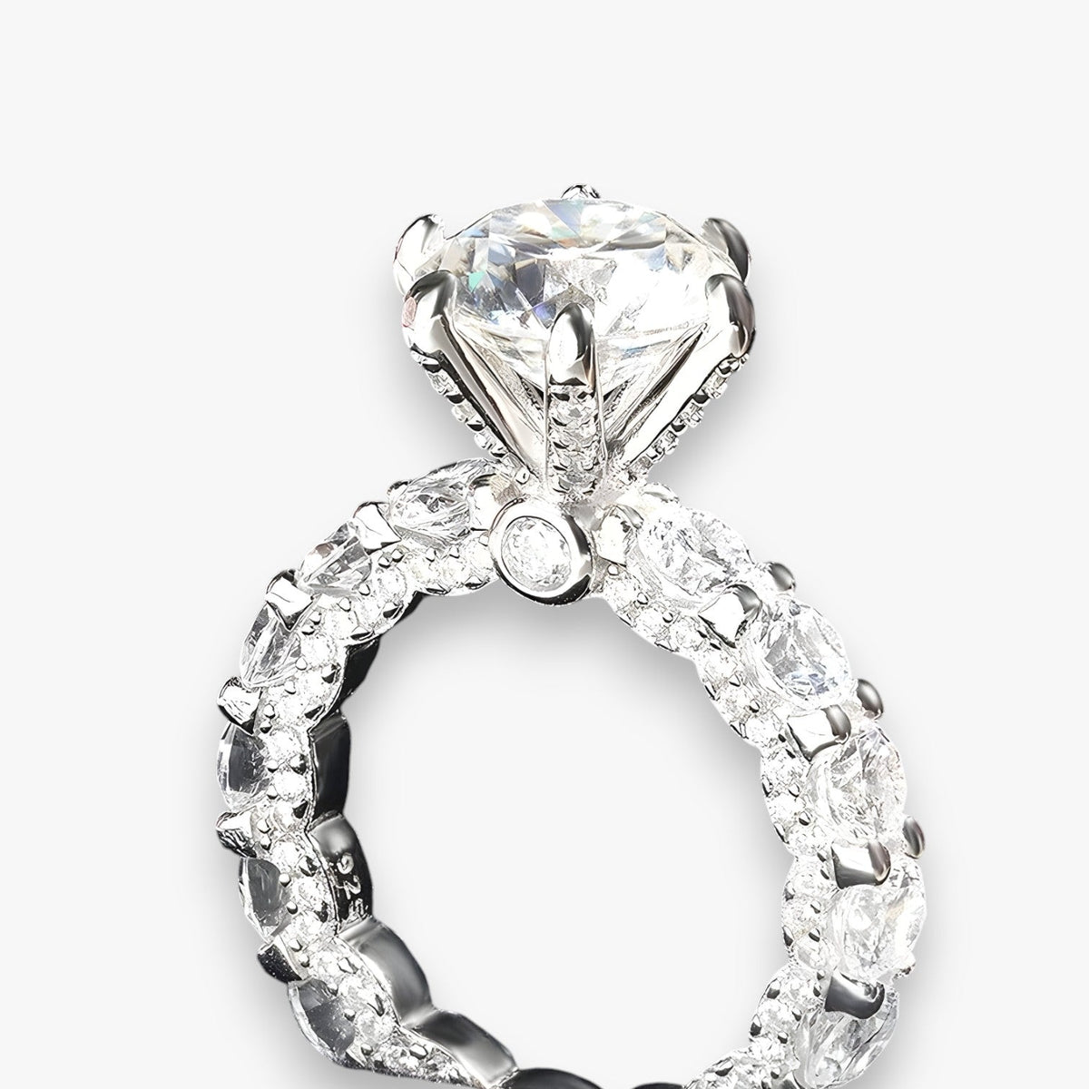 Anillo en tono plata con halo oculto