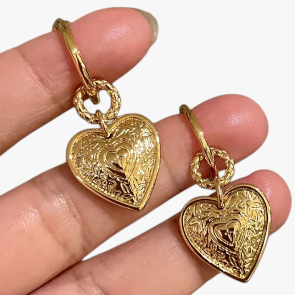 Pendientes retro con forma de corazón y acabado en dorado envejecido