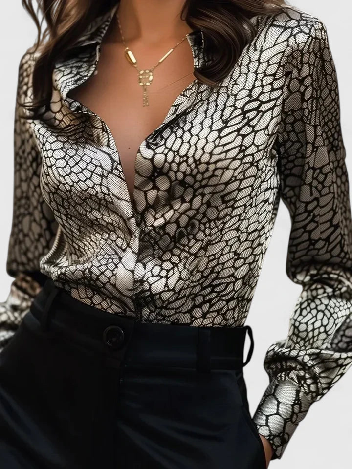 Blusa con estampado de serpiente y cuello de solapa