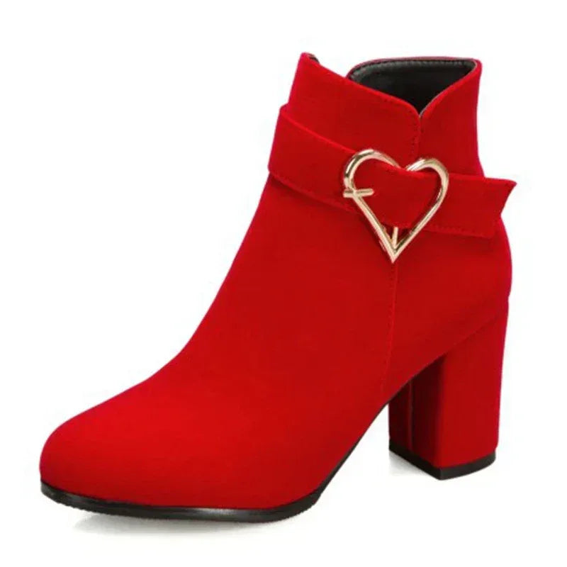Boots i mockaimitation med hjärtdetalj och klack