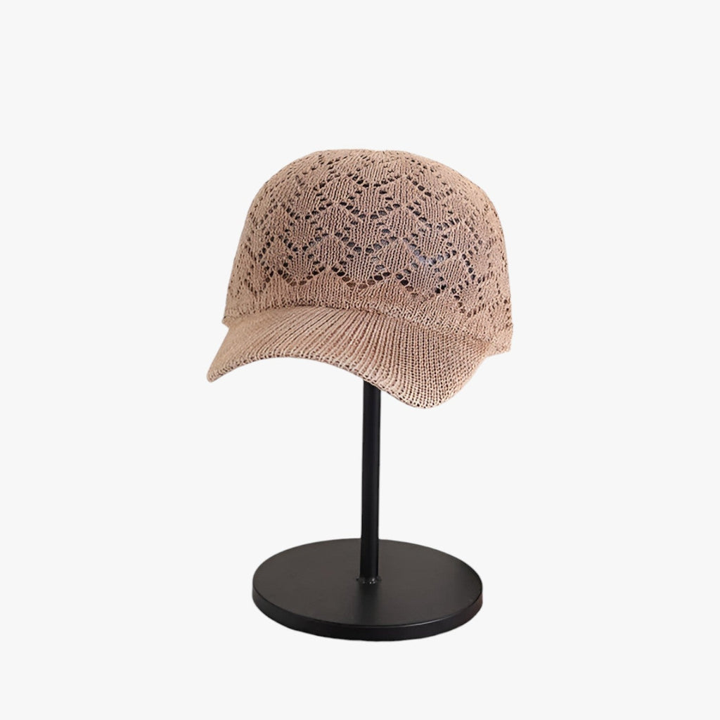 Stickad sommarhatt i mesh som andas med justerbar passform