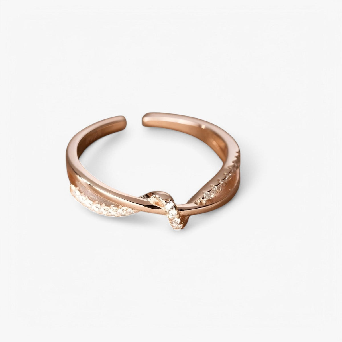 Silverfärgad ring med knut- och korsdesign och zirkoniastenar