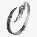 Silverfärgat armband med fjäderdetalj i guldton
