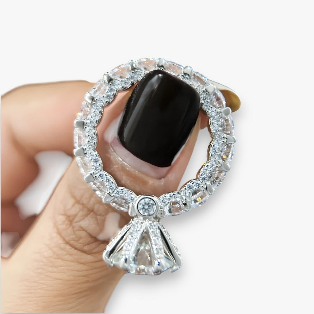 Anillo en tono plata con halo oculto