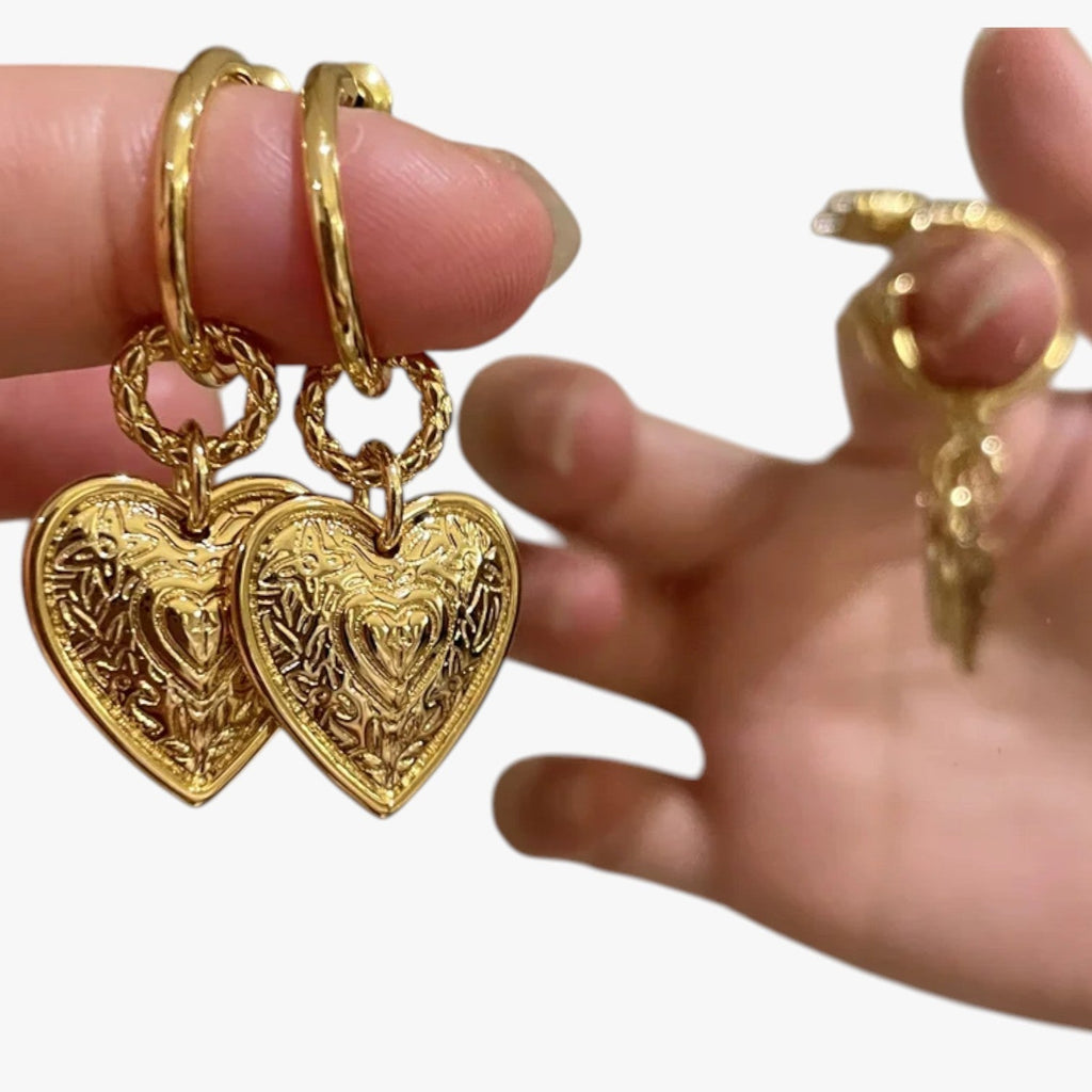Pendientes retro con forma de corazón y acabado en dorado envejecido