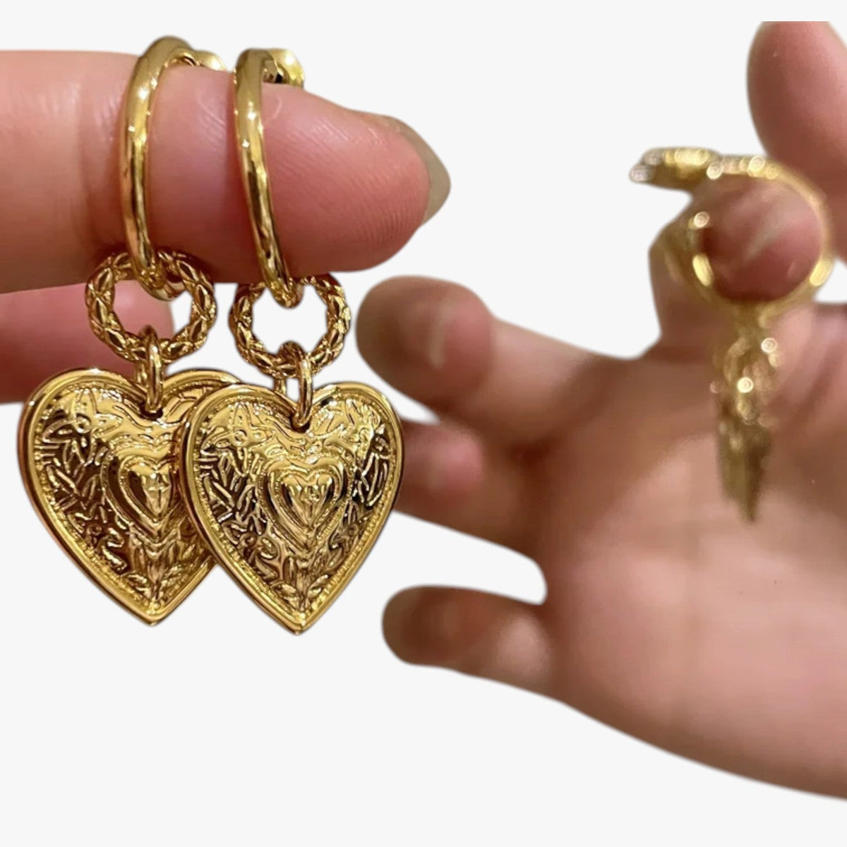 Pendientes retro con forma de corazón y acabado en dorado envejecido