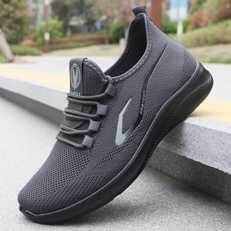 Sneakers i sportklass som andas, med elastisk sula för herr