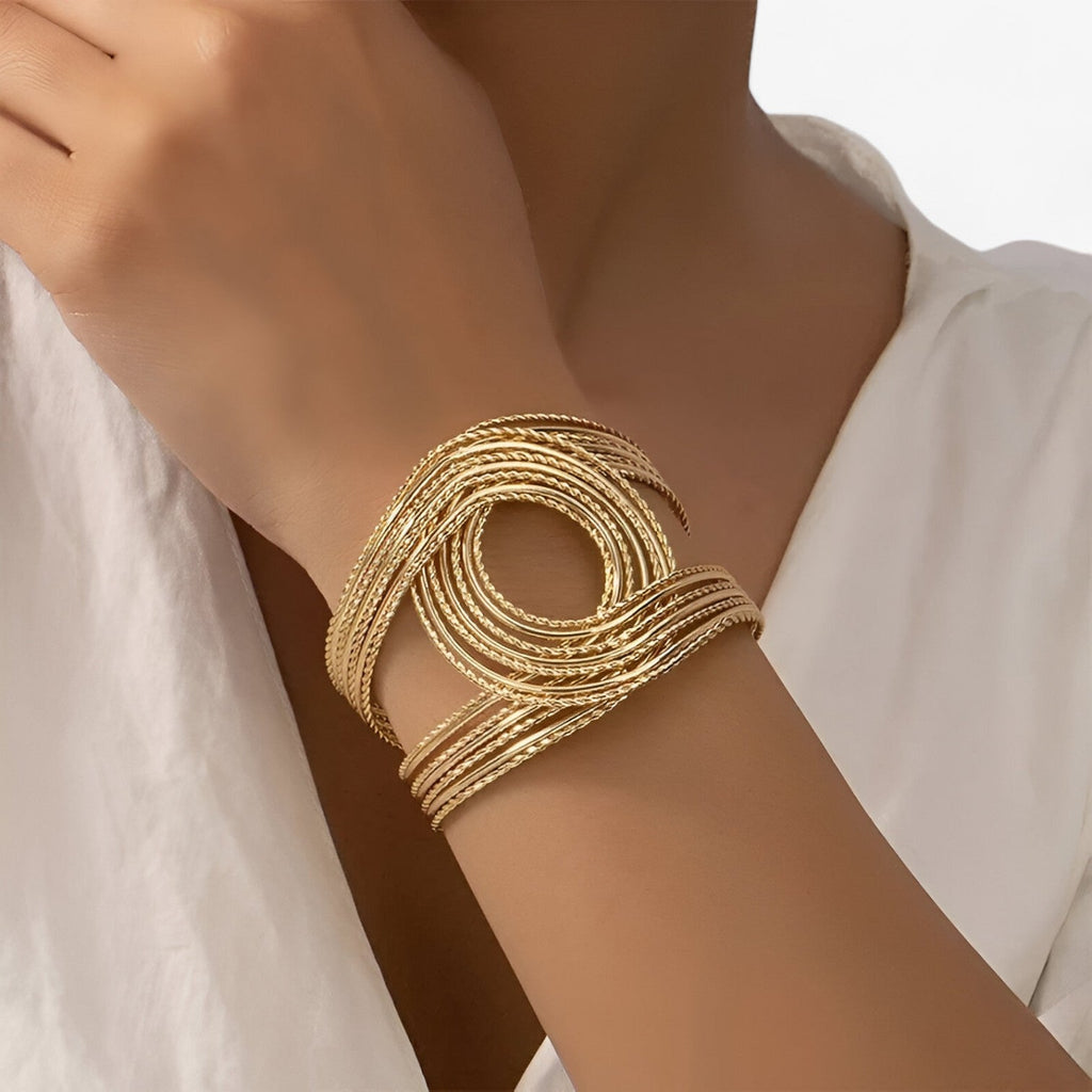Bangle-armband i metall med dubbelgraverad detalj, djärv stil