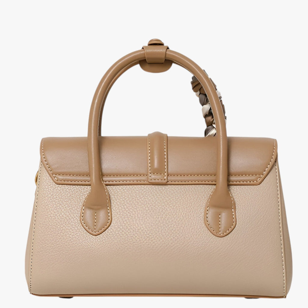 Bolso de hombro amplio con acabado texturizado resistente