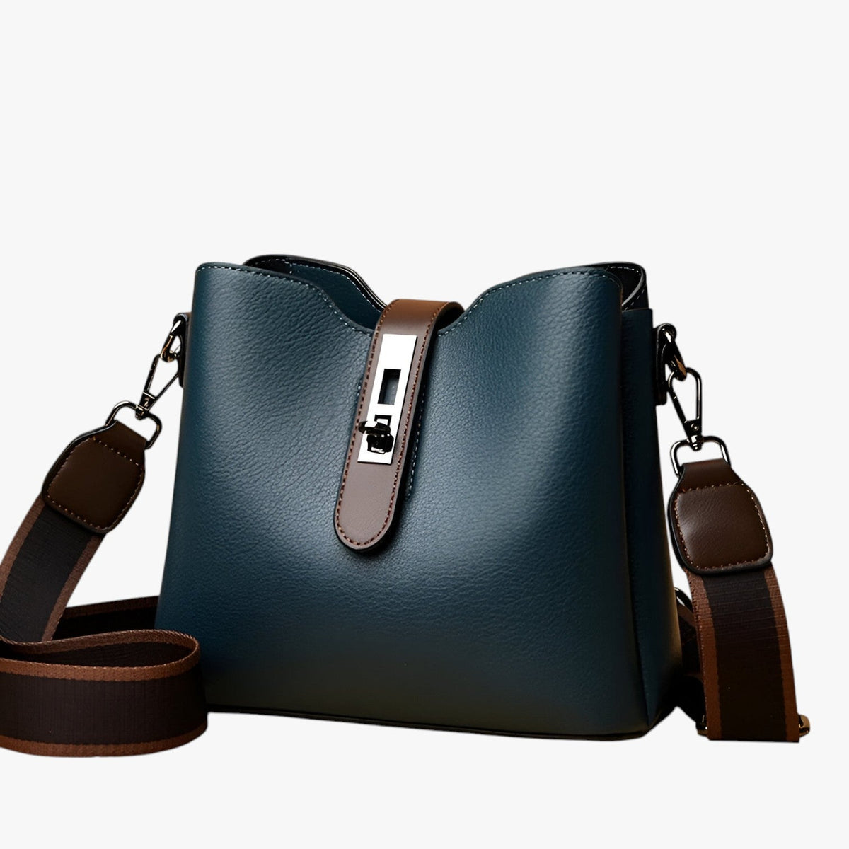 Leather shoulder bag for everyday wear and errands