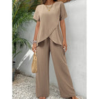 Conjunto de dos piezas de cuadros con blusa fluida y pantalones holgados