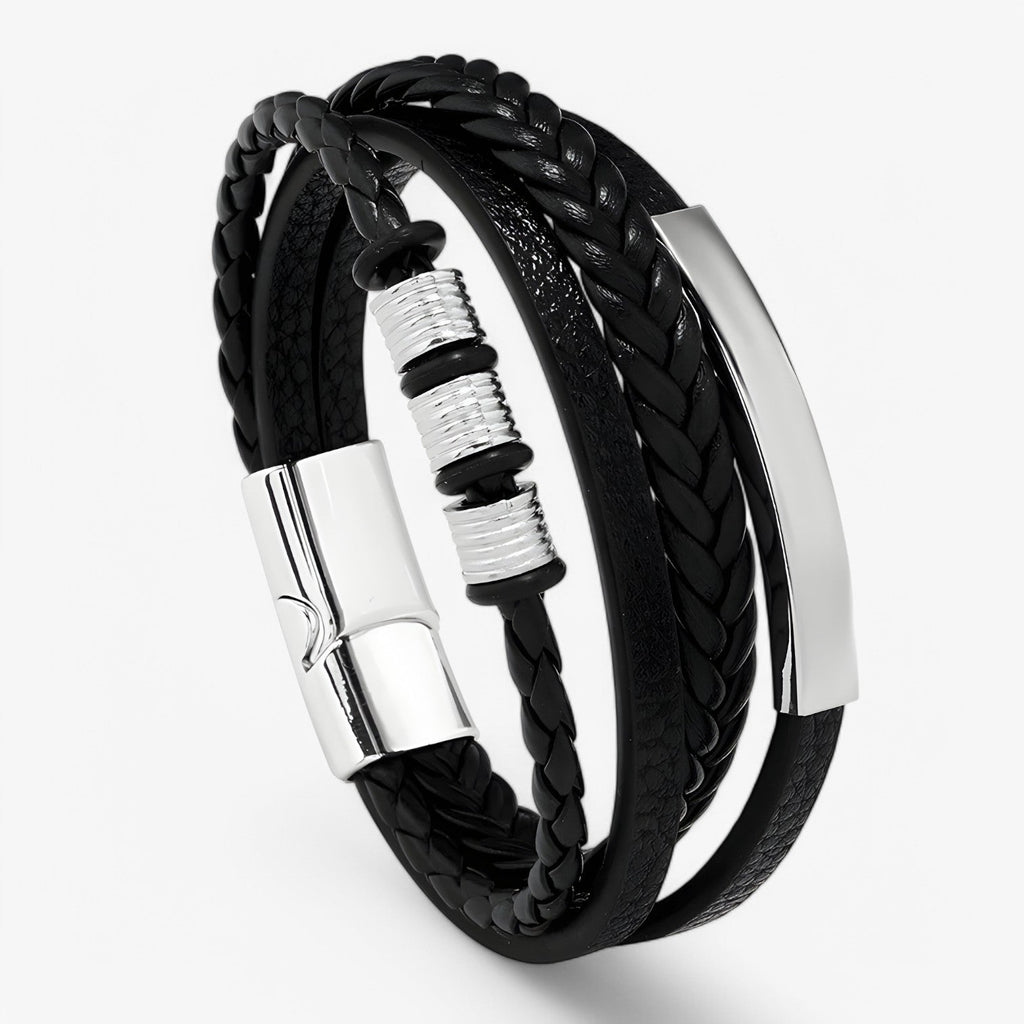 Flätat armband i konstläder med flera lager och stålspänne