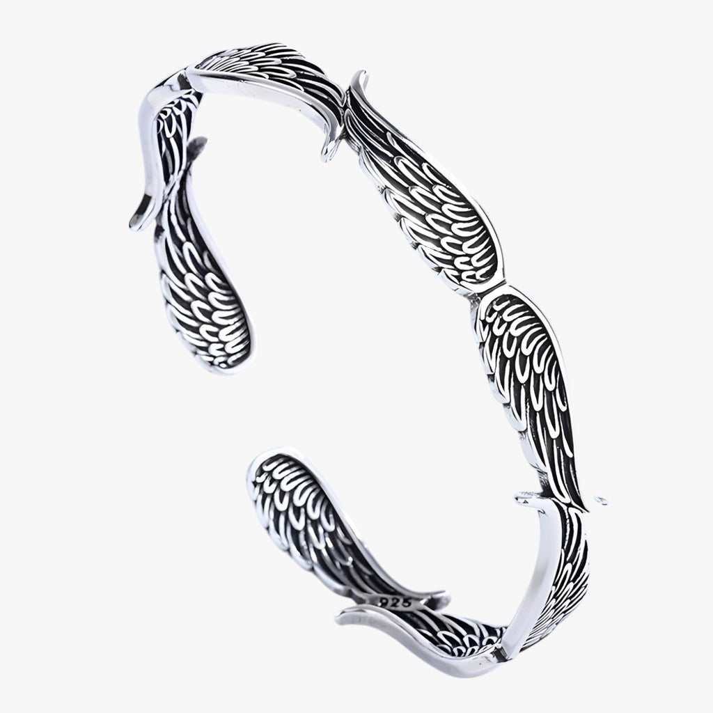 Silverfärgat armband med fjäderdetalj i guldton
