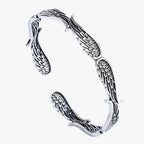 Silverfärgat armband med fjäderdetalj i guldton